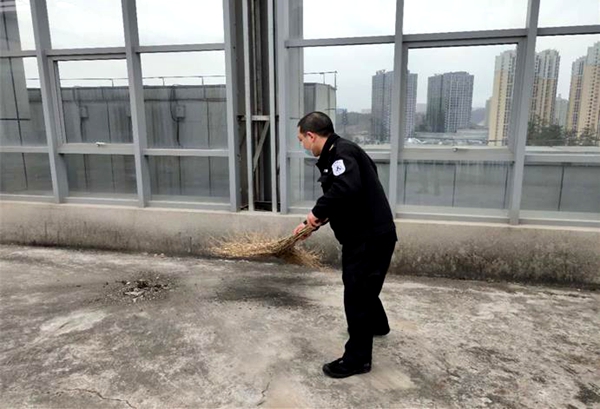 清掃辦公樓頂，不留衛(wèi)生死角_副本.jpg